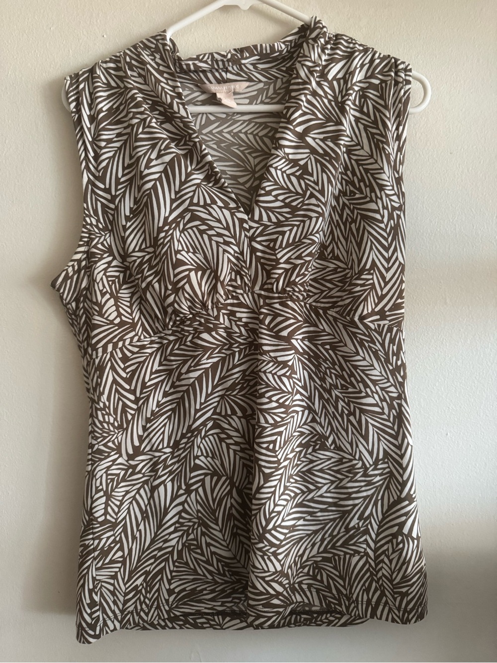 Banana Republic Brown and White Leaf-Print Sleeveless Stretchy V-Neck Top